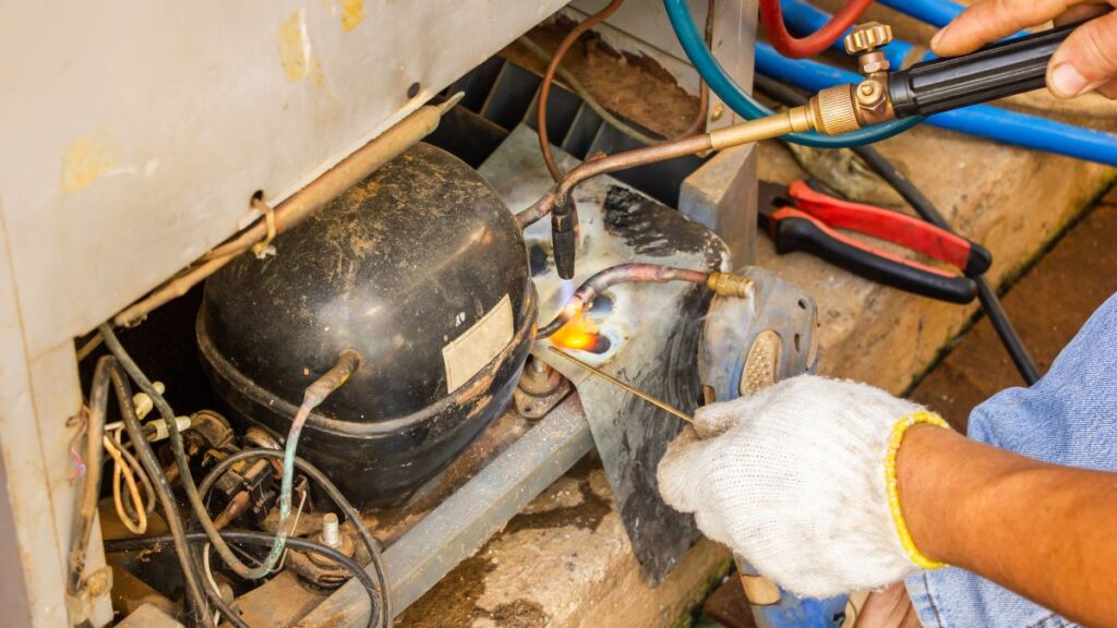 Bơm gas tủ lạnh cho nhiều dòng máy tại Phúc Thọ