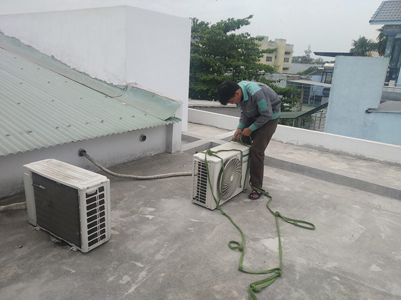 Khu vực tháo lắp điều hòa tại Hoài Đức