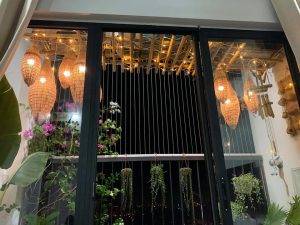 tiểu cảnh ban công với đèn lồng và hoa trang trí