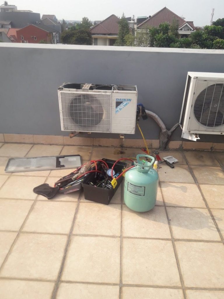 Máng Hứng Nước Bị Nứt, Vỡ Hoặc Đầy Cặn